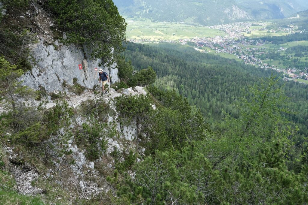 De Hoher Gang kent een aantal pittige passages en is daarom alleen voor ervaren bergwandelaars aan te raden. Het is wel de mooiste manier om bij de Drachensee en Seebensee te komen.