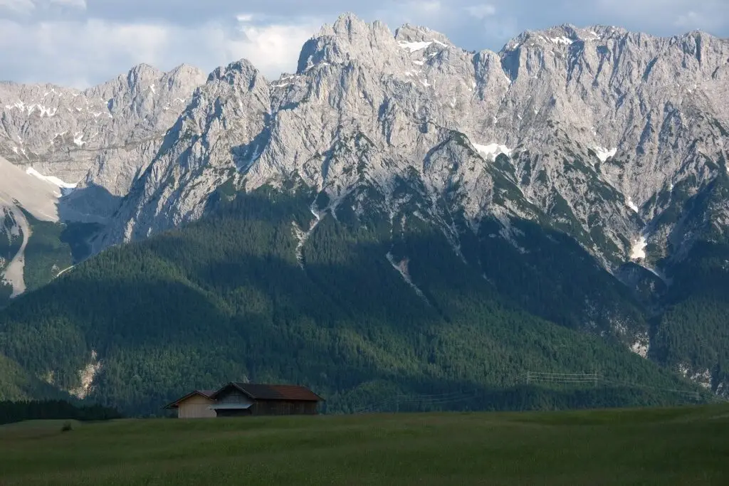 De Alpenwelt Karwendel, met zijn prachtige weides en dito bergtoppen kun je prima op de fiets verkennen