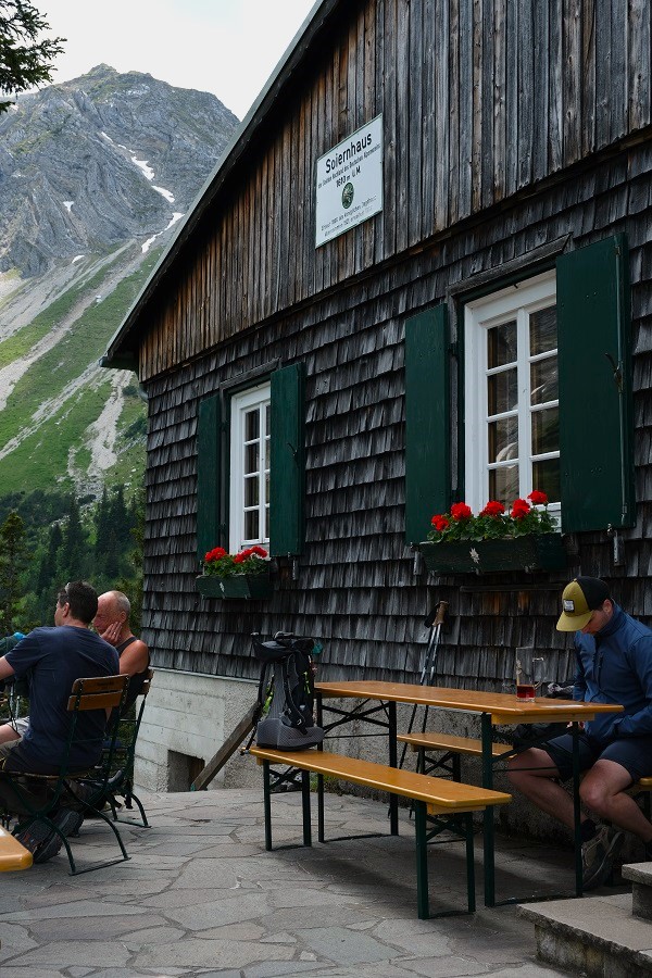 Het Soiernhaus ligt op 1.600 meter hoogte direct aan de Soiernseen en is een prachtige plek om te slapen
