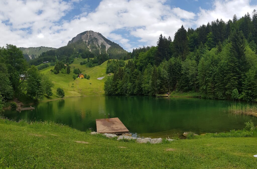 Op hete dagen kun je tijdens je vakantie in het Grosses Walsertal verkoeling zoeken in de Seewaldsee