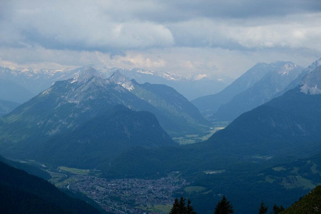 Uitzicht vanaf de Schöttelkarspitze op Mittenwald