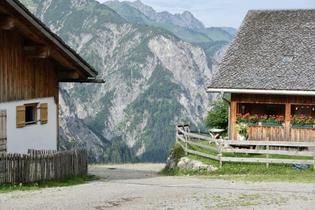 De prachtige Ischkarneialpe kom je tegen als je vanuit Buchboden naar de Biberacher Hütte loopt