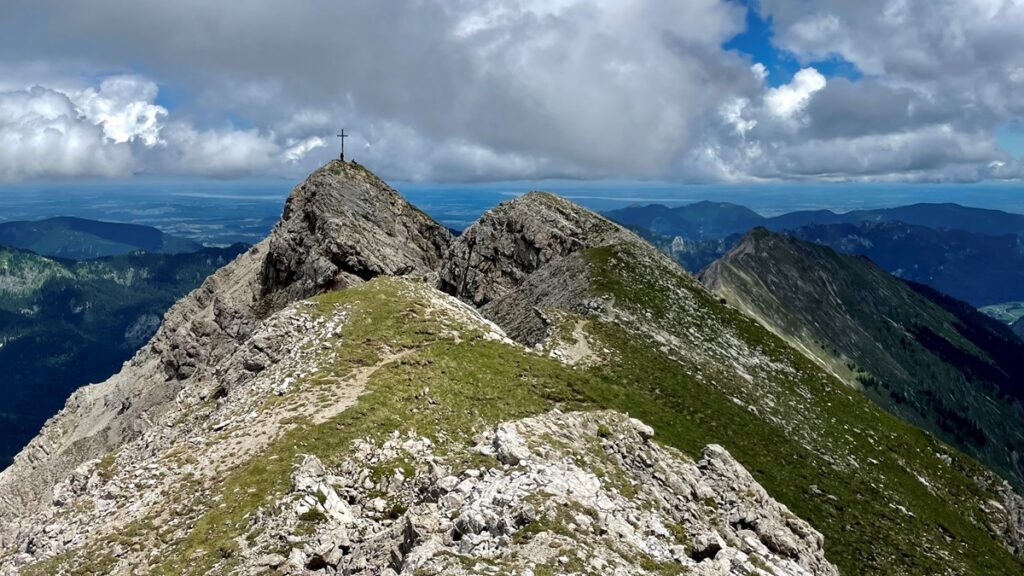 Beklimmen van de Ammergauer Kreuzspitze, met 2.185 meter de hoogste berg van de Duitse Ammergauer Alpen.