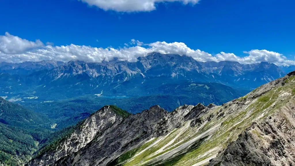 Prachtig uitzicht op de Zugspitze en Eibsee na het beklimmen van de Ammergauer Kreuzspitze.