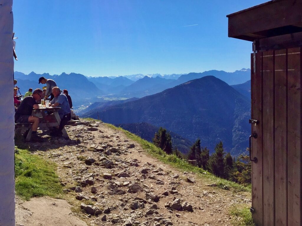 Wie gaat wandelen naar de Heimgarten, komt eerste langs de Heimgartenhütte. Hier heb je prachtig uitzicht op de zuidelijke Alpen.