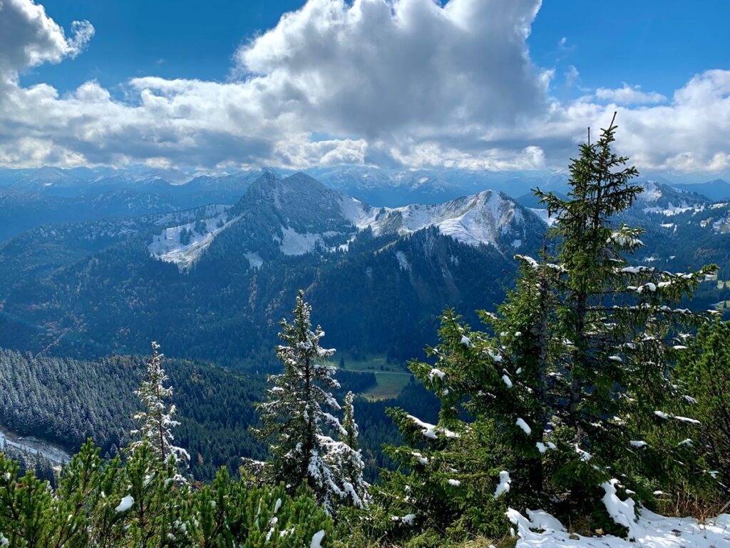 Wandelen naar de Hirschberg met prachtig uitzicht over een groot gedeelte van de Beierse Alpen.