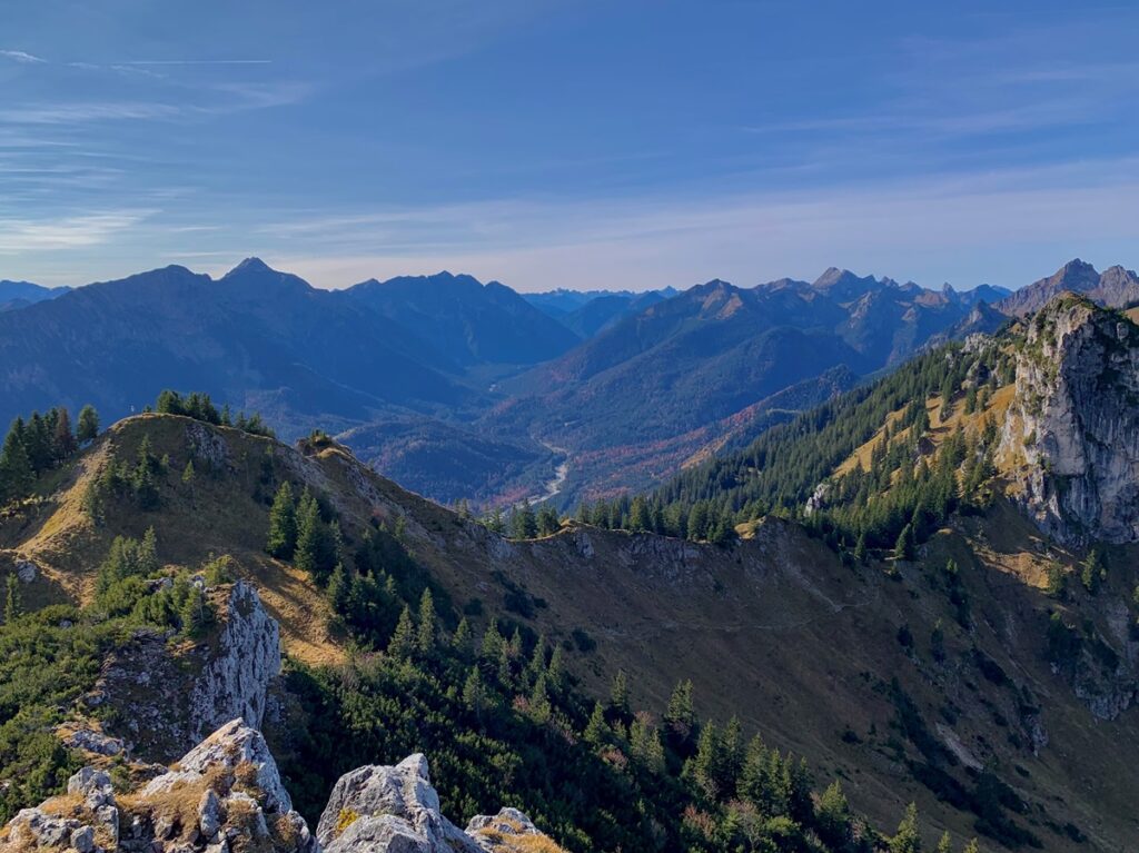 Mooi uitzicht over de Ammergauer Alpen tijdens het lopen van de Maximiliansweg.