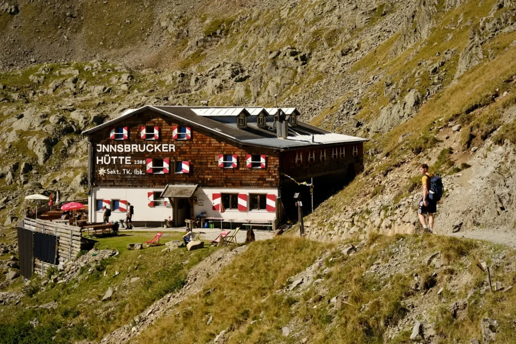 De Innsbrucker Hütte, gelegen aan de voet van de ruim drieduizend meter hoge Habicht