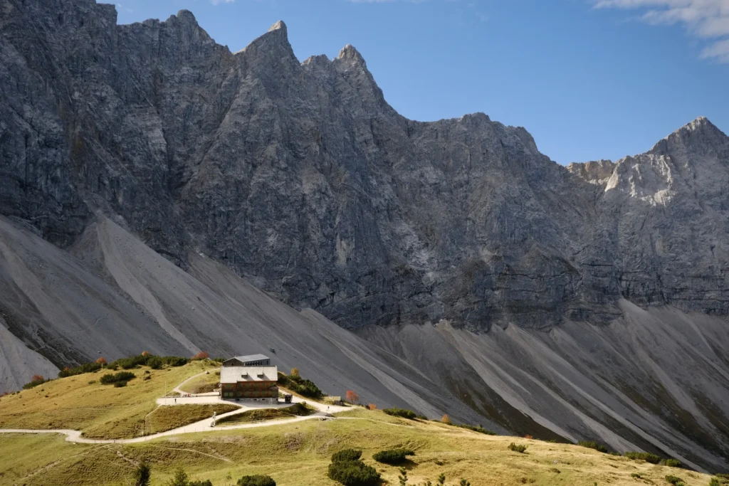 Dit is de Falkenhütte, een berghut aan de voet van de Laliderer Wände